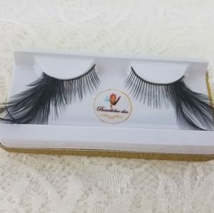 1 pair of black feather false eyelashes